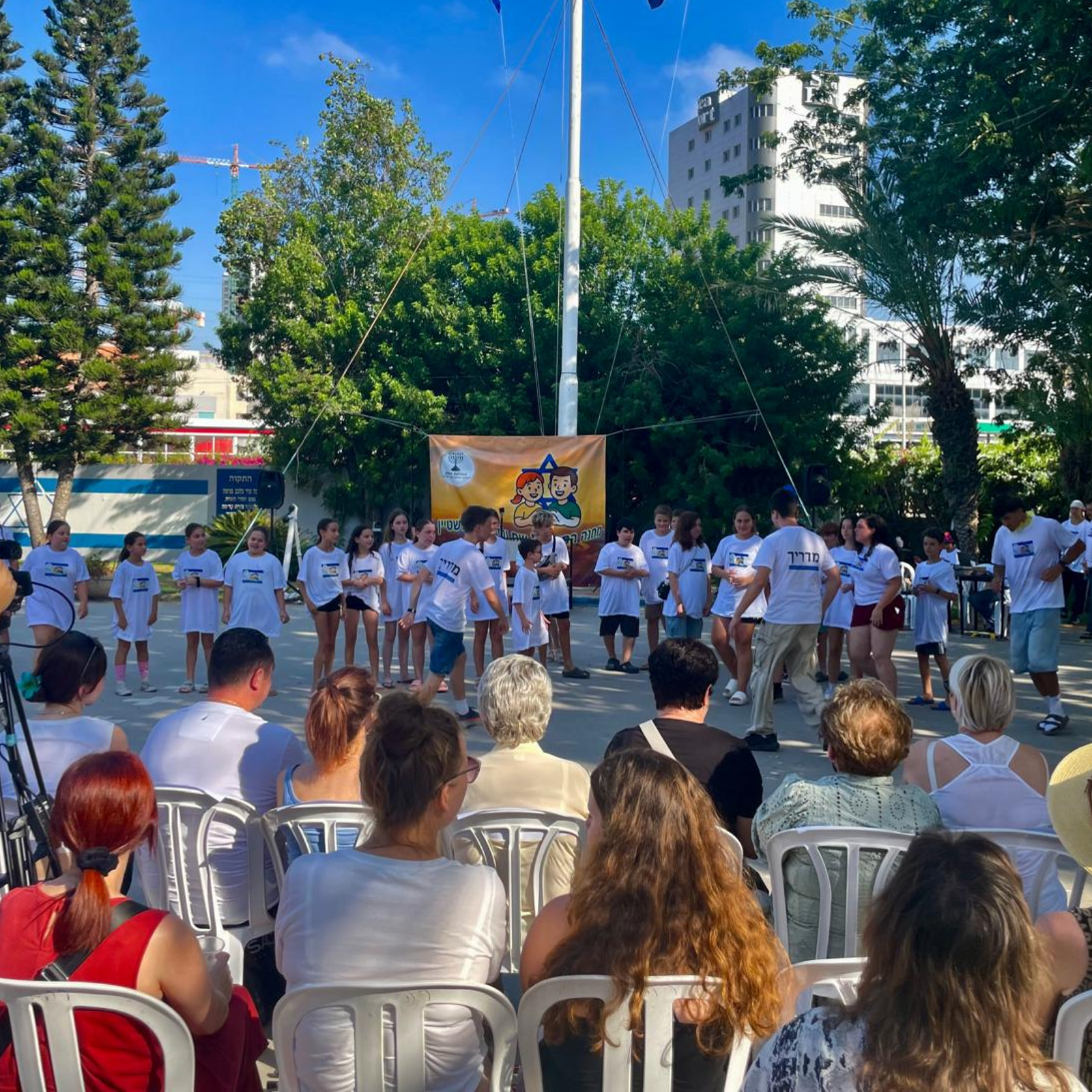 Безопасный и комфортный детский лагерь с охраной и удобными условиями проживания. Опытные вожатые работают с детьми в дружелюбной и поддерживающей атмосфере лагеря. Дети участвуют в развивающих и творческих занятиях по авторской программе лагеря. Повседневная жизнь детского лагеря с играми, занятиями и активным отдыхом детей.