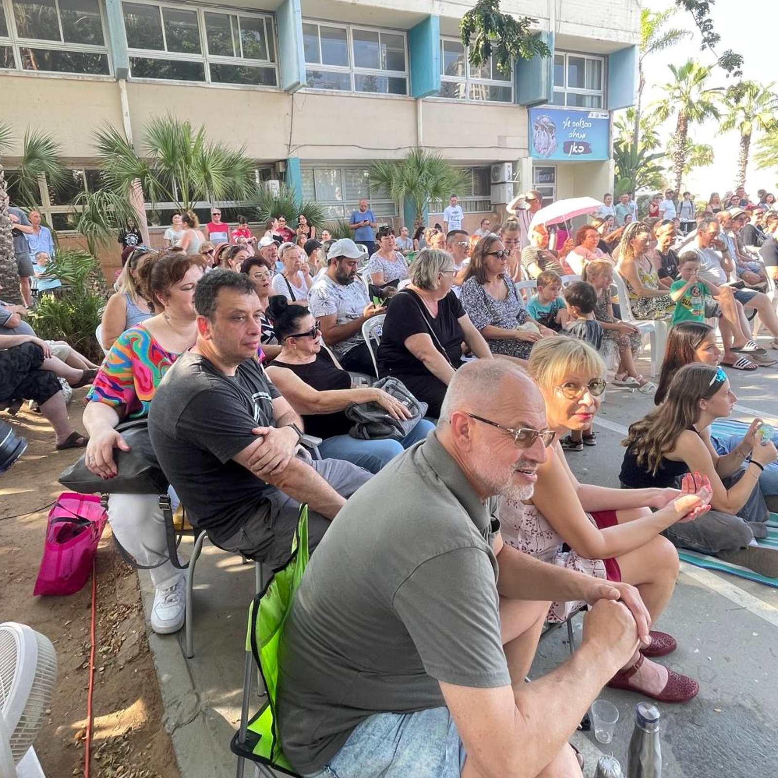 Безопасный и комфортный детский лагерь с охраной и удобными условиями проживания. Опытные вожатые работают с детьми в дружелюбной и поддерживающей атмосфере лагеря. Дети участвуют в развивающих и творческих занятиях по авторской программе лагеря. Повседневная жизнь детского лагеря с играми, занятиями и активным отдыхом детей.