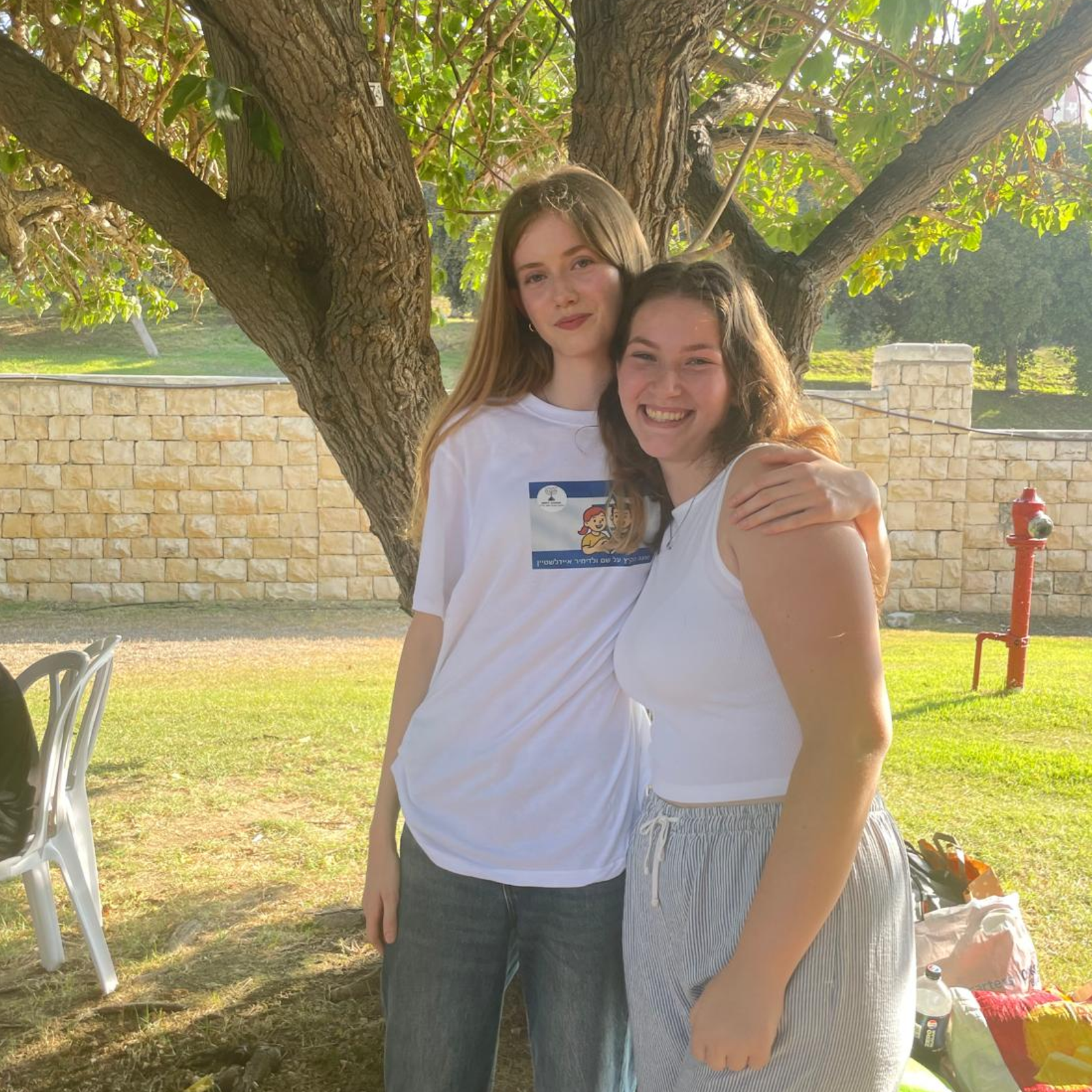 Безопасный и комфортный детский лагерь с охраной и удобными условиями проживания. Опытные вожатые работают с детьми в дружелюбной и поддерживающей атмосфере лагеря. Дети участвуют в развивающих и творческих занятиях по авторской программе лагеря. Повседневная жизнь детского лагеря с играми, занятиями и активным отдыхом детей.