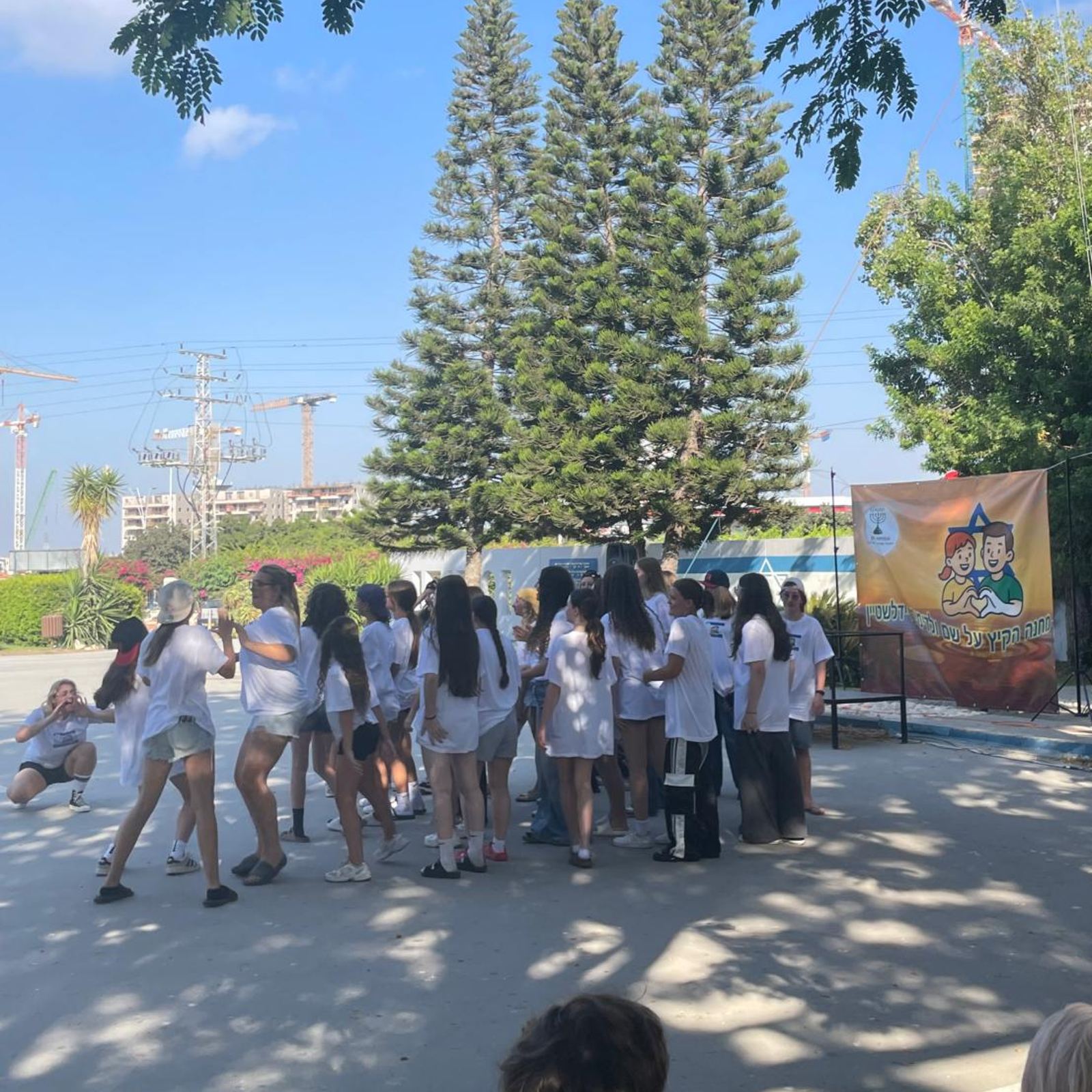 Безопасный и комфортный детский лагерь с охраной и удобными условиями проживания. Опытные вожатые работают с детьми в дружелюбной и поддерживающей атмосфере лагеря. Дети участвуют в развивающих и творческих занятиях по авторской программе лагеря. Повседневная жизнь детского лагеря с играми, занятиями и активным отдыхом детей.