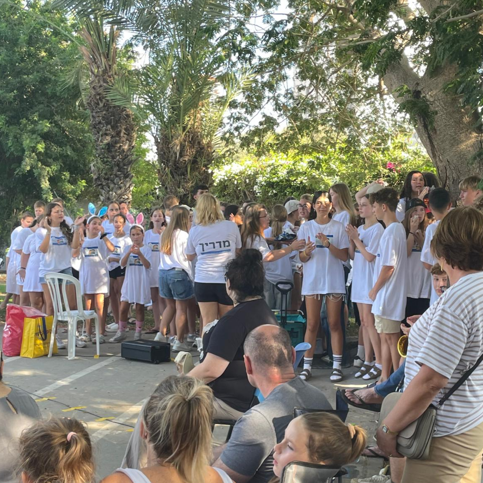 Безопасный и комфортный детский лагерь с охраной и удобными условиями проживания. Опытные вожатые работают с детьми в дружелюбной и поддерживающей атмосфере лагеря. Дети участвуют в развивающих и творческих занятиях по авторской программе лагеря. Повседневная жизнь детского лагеря с играми, занятиями и активным отдыхом детей.