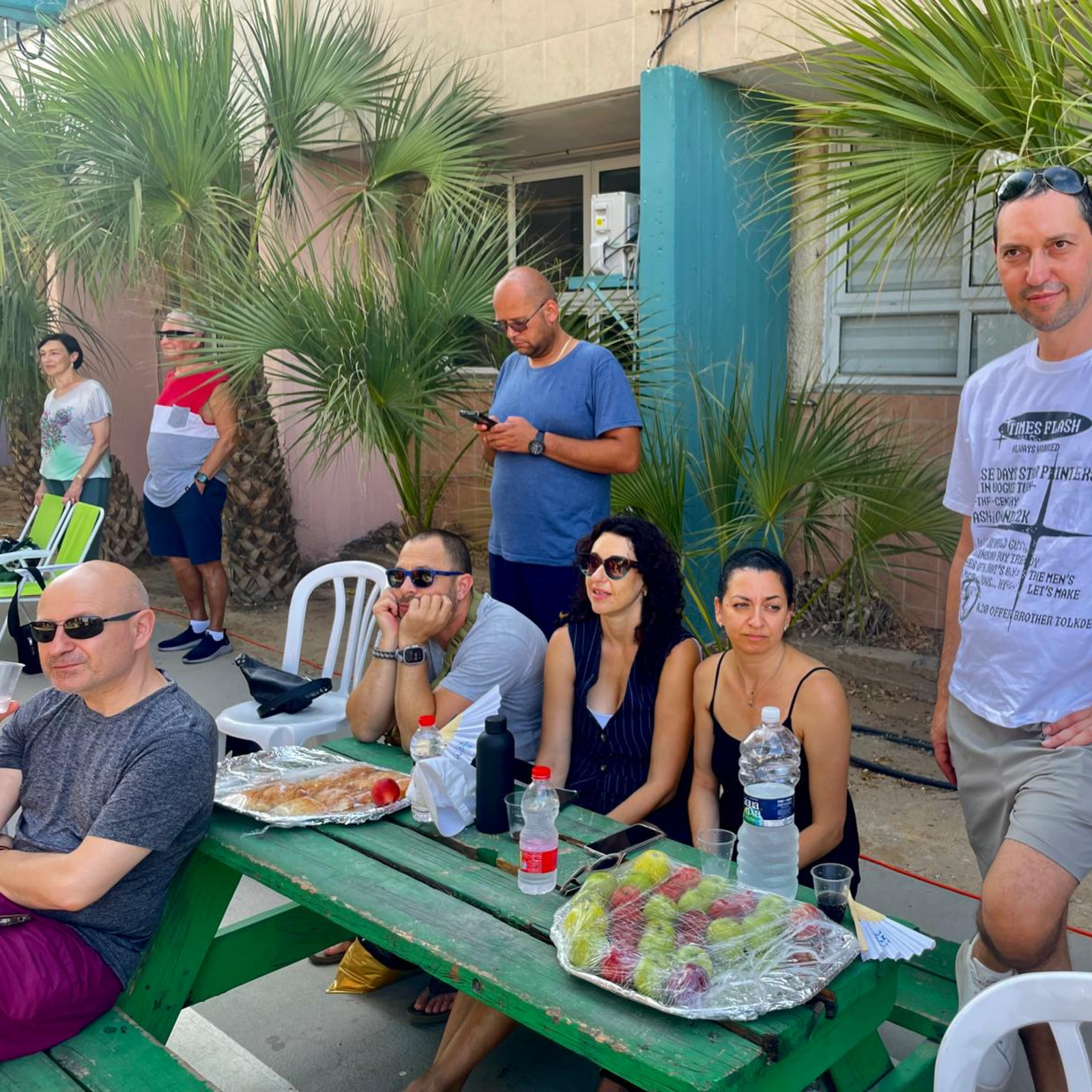 Безопасный и комфортный детский лагерь с охраной и удобными условиями проживания. Опытные вожатые работают с детьми в дружелюбной и поддерживающей атмосфере лагеря. Дети участвуют в развивающих и творческих занятиях по авторской программе лагеря. Повседневная жизнь детского лагеря с играми, занятиями и активным отдыхом детей.