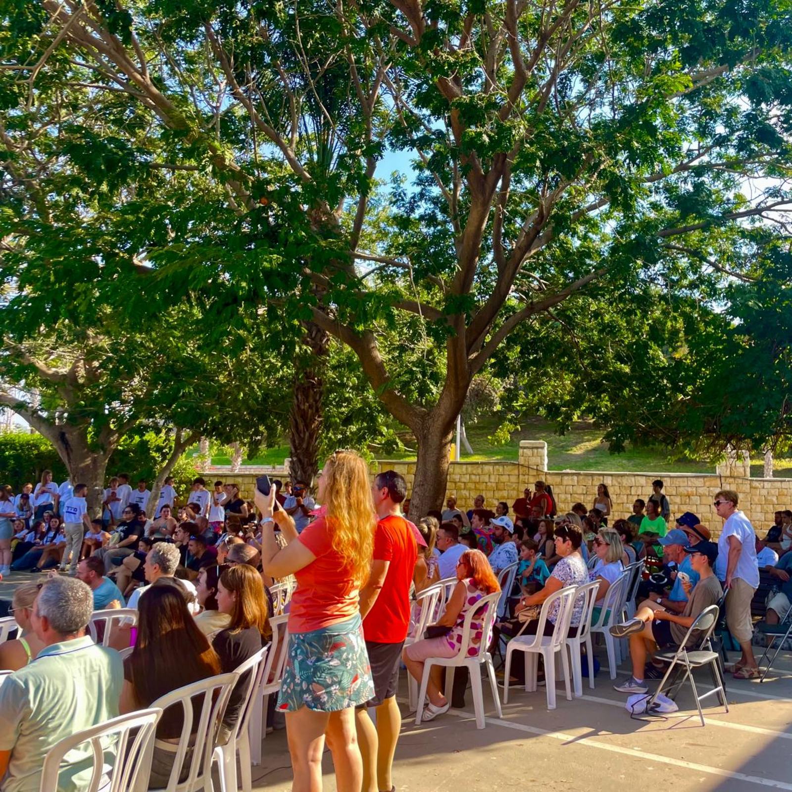 Безопасный и комфортный детский лагерь с охраной и удобными условиями проживания. Опытные вожатые работают с детьми в дружелюбной и поддерживающей атмосфере лагеря. Дети участвуют в развивающих и творческих занятиях по авторской программе лагеря. Повседневная жизнь детского лагеря с играми, занятиями и активным отдыхом детей.