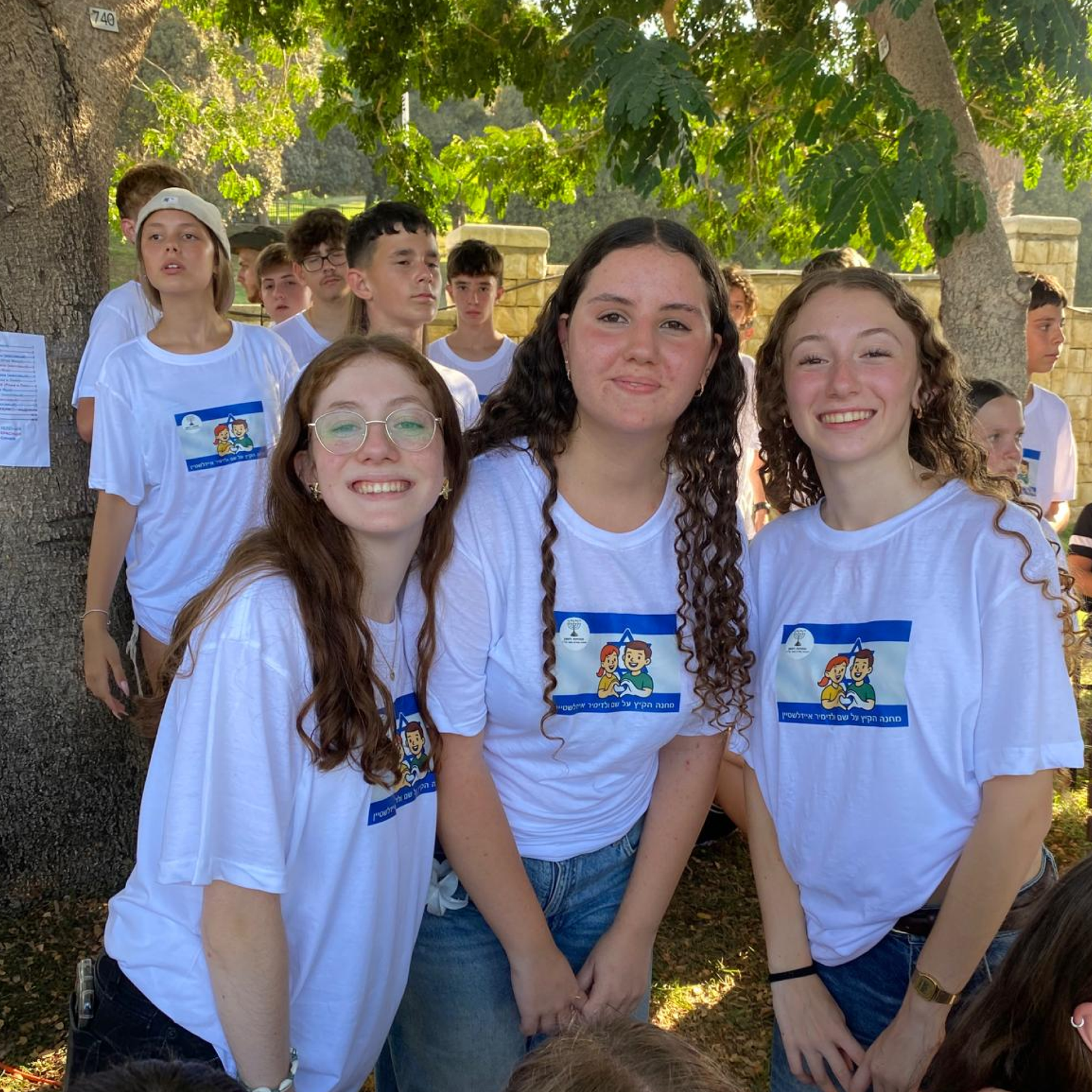 Безопасный и комфортный детский лагерь с охраной и удобными условиями проживания. Опытные вожатые работают с детьми в дружелюбной и поддерживающей атмосфере лагеря. Дети участвуют в развивающих и творческих занятиях по авторской программе лагеря. Повседневная жизнь детского лагеря с играми, занятиями и активным отдыхом детей.