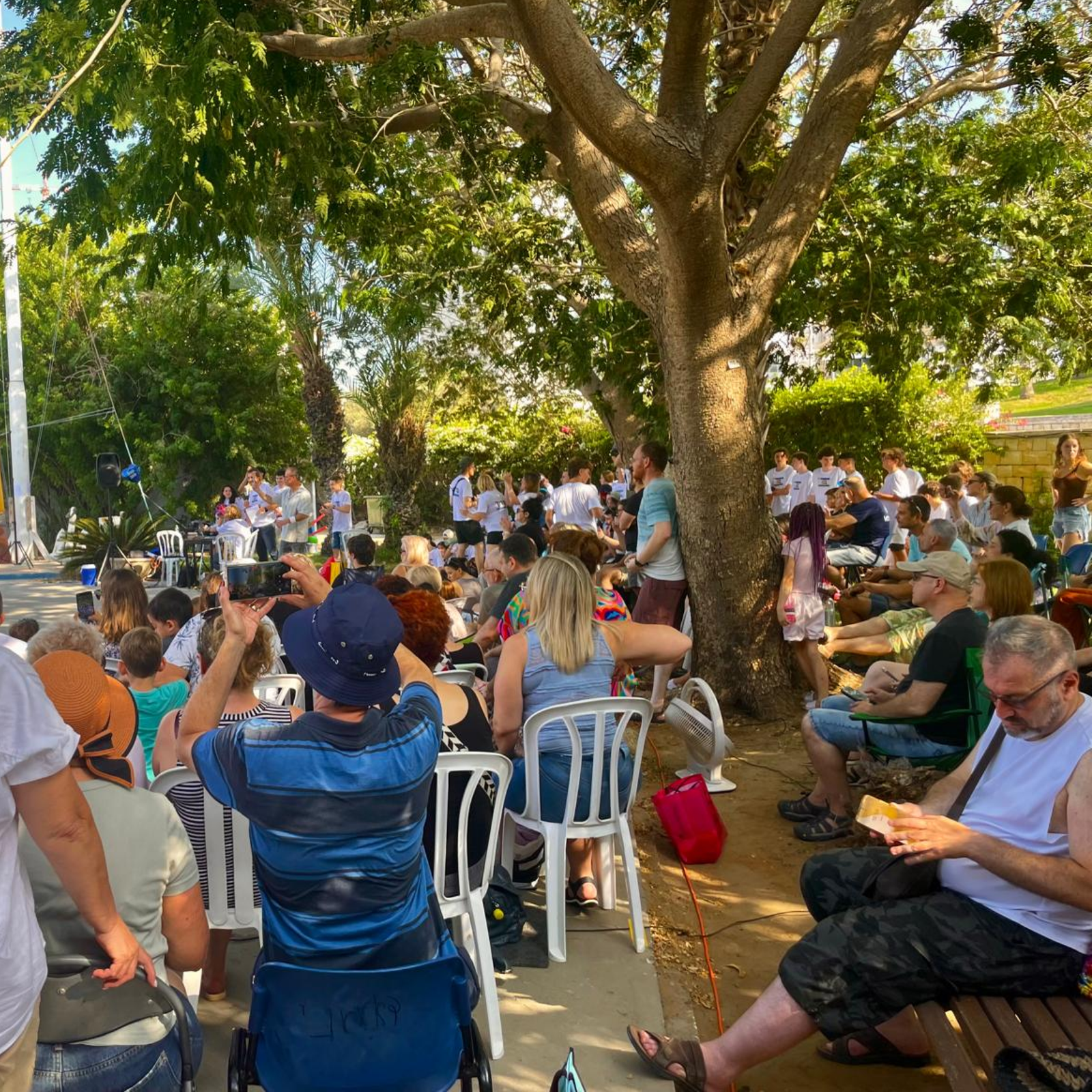 -Безопасный и комфортный детский лагерь с охраной и удобными условиями проживания. Опытные вожатые работают с детьми в дружелюбной и поддерживающей атмосфере лагеря. Дети участвуют в развивающих и творческих занятиях по авторской программе лагеря. Повседневная жизнь детского лагеря с играми, занятиями и активным отдыхом детей.