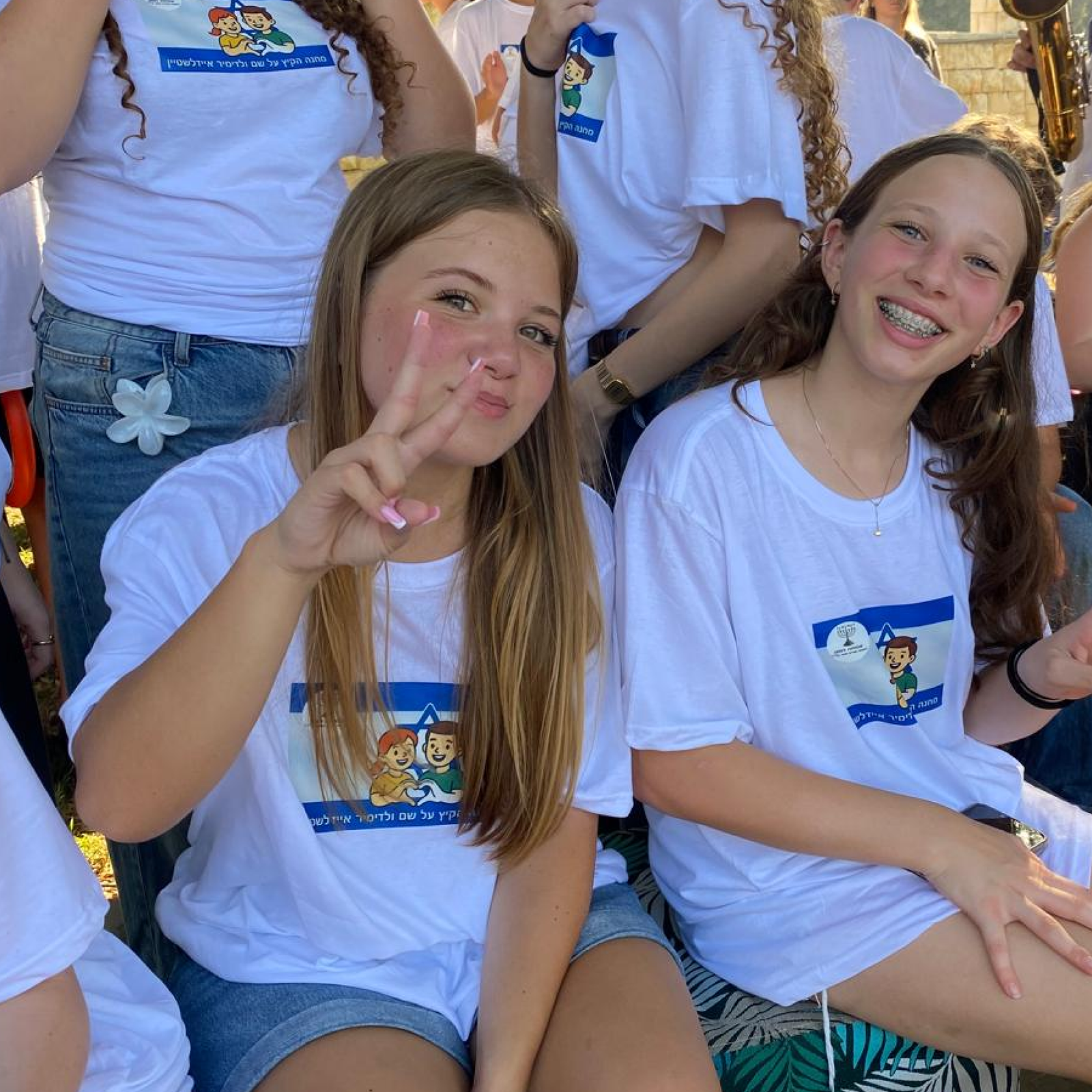 Безопасный и комфортный детский лагерь с охраной и удобными условиями проживания. Опытные вожатые работают с детьми в дружелюбной и поддерживающей атмосфере лагеря. Дети участвуют в развивающих и творческих занятиях по авторской программе лагеря. Повседневная жизнь детского лагеря с играми, занятиями и активным отдыхом детей.