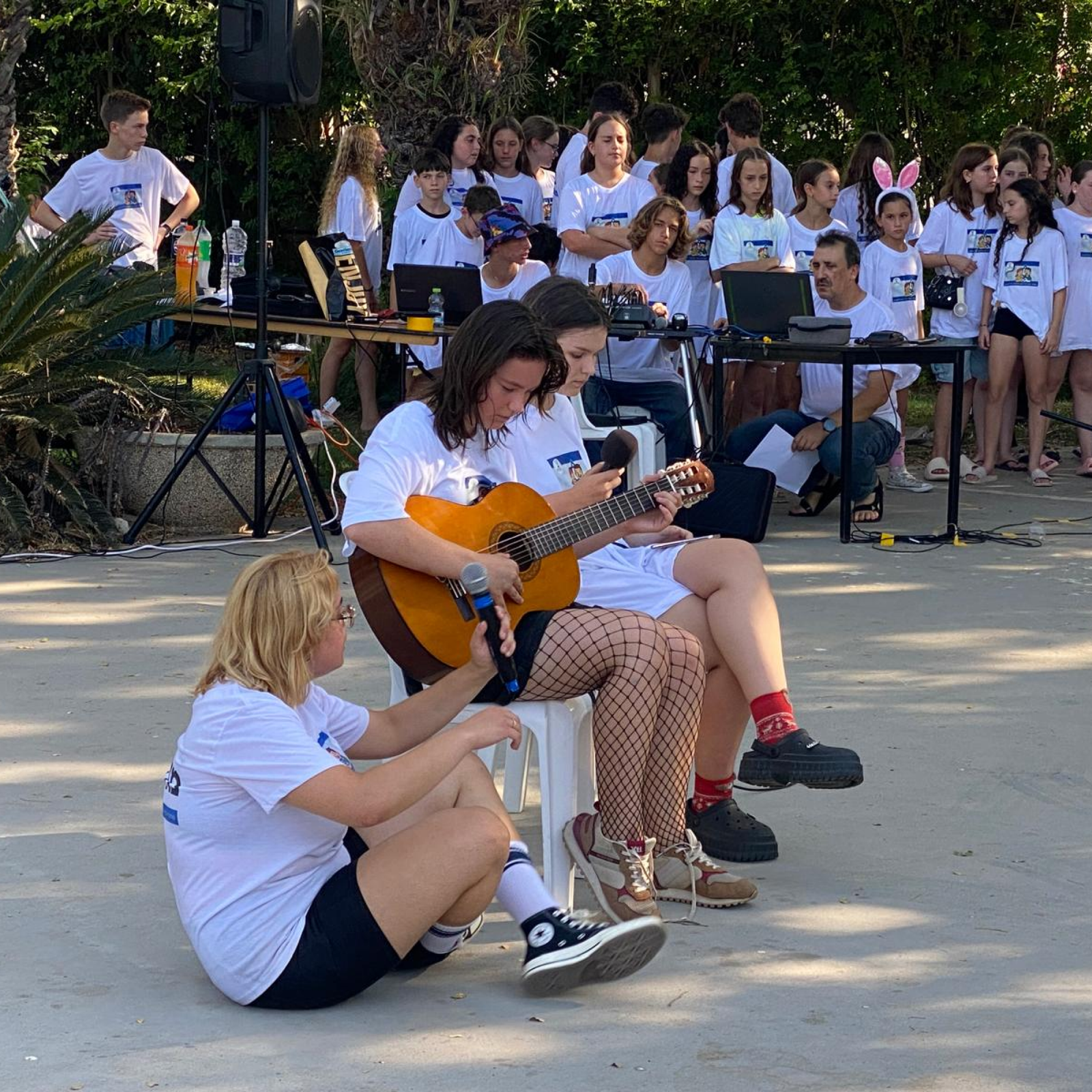 Безопасный и комфортный детский лагерь с охраной и удобными условиями проживания. Опытные вожатые работают с детьми в дружелюбной и поддерживающей атмосфере лагеря. Дети участвуют в развивающих и творческих занятиях по авторской программе лагеря. Повседневная жизнь детского лагеря с играми, занятиями и активным отдыхом детей.