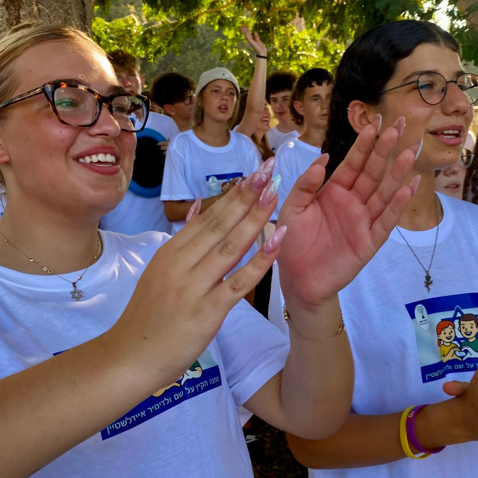 Безопасный и комфортный детский лагерь с охраной и удобными условиями проживания. Опытные вожатые работают с детьми в дружелюбной и поддерживающей атмосфере лагеря. Дети участвуют в развивающих и творческих занятиях по авторской программе лагеря. Повседневная жизнь детского лагеря с играми, занятиями и активным отдыхом детей.