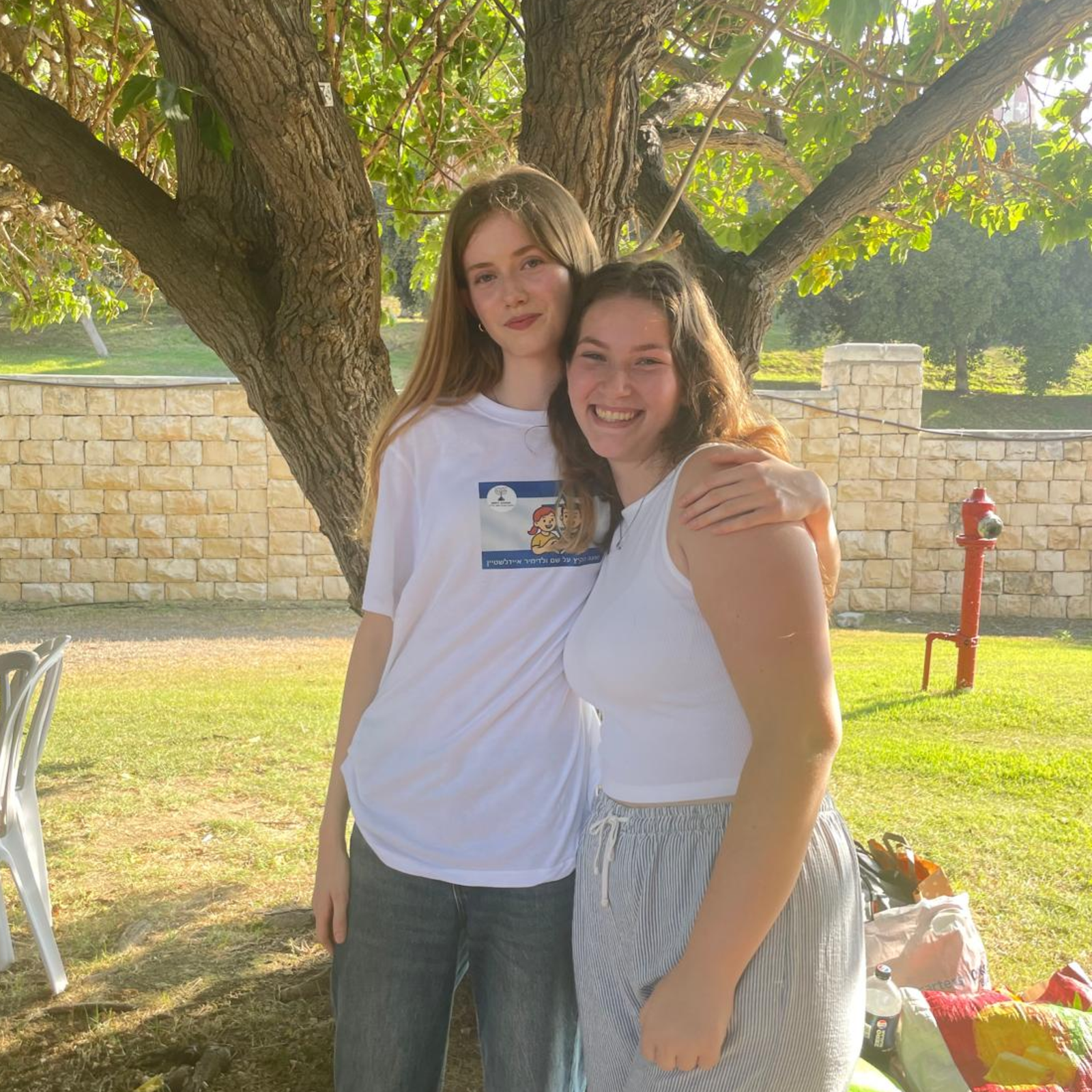 Безопасный и комфортный детский лагерь с охраной и удобными условиями проживания. Опытные вожатые работают с детьми в дружелюбной и поддерживающей атмосфере лагеря. Дети участвуют в развивающих и творческих занятиях по авторской программе лагеря. Повседневная жизнь детского лагеря с играми, занятиями и активным отдыхом детей.