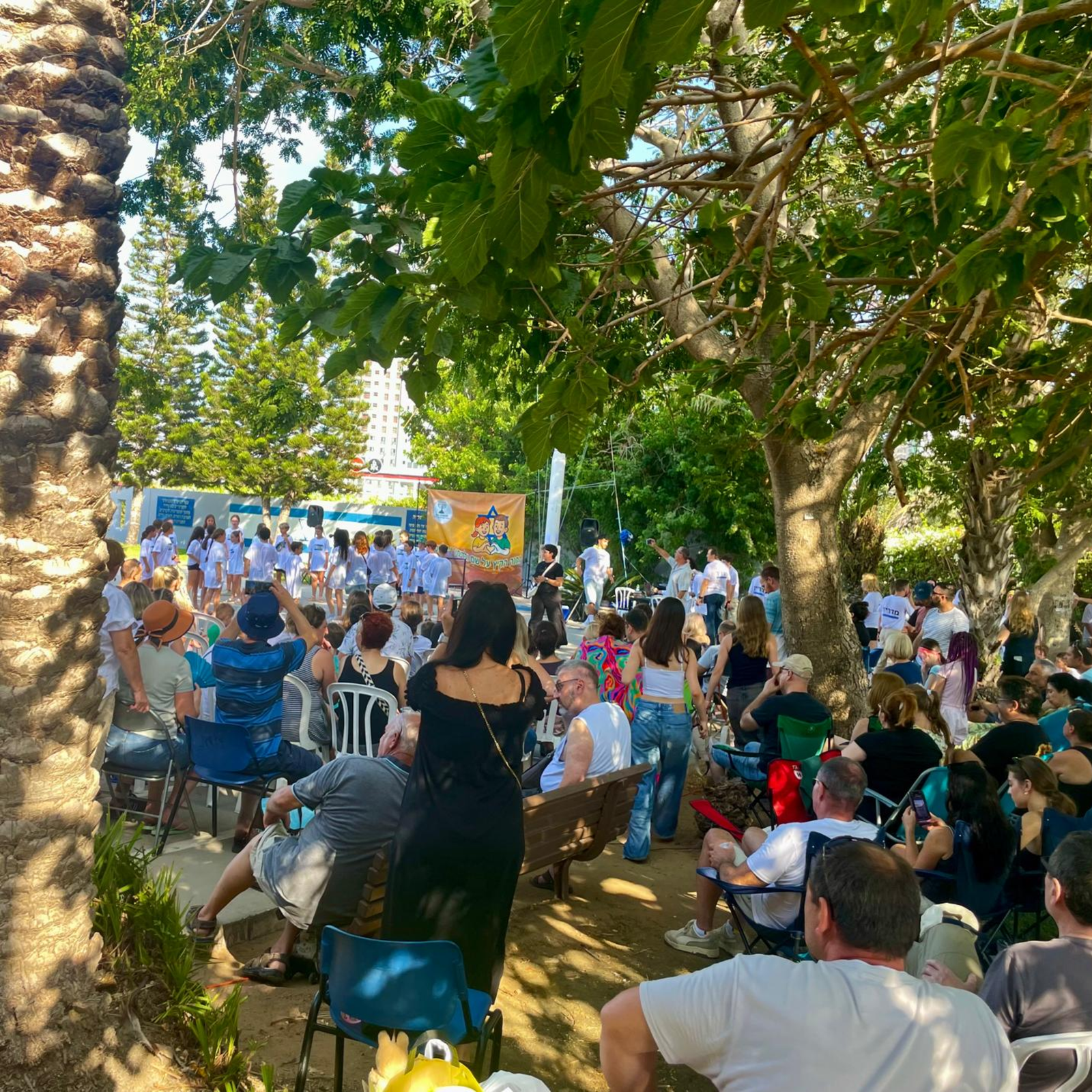 Безопасный и комфортный детский лагерь с охраной и удобными условиями проживания. Опытные вожатые работают с детьми в дружелюбной и поддерживающей атмосфере лагеря. Дети участвуют в развивающих и творческих занятиях по авторской программе лагеря. Повседневная жизнь детского лагеря с играми, занятиями и активным отдыхом детей.