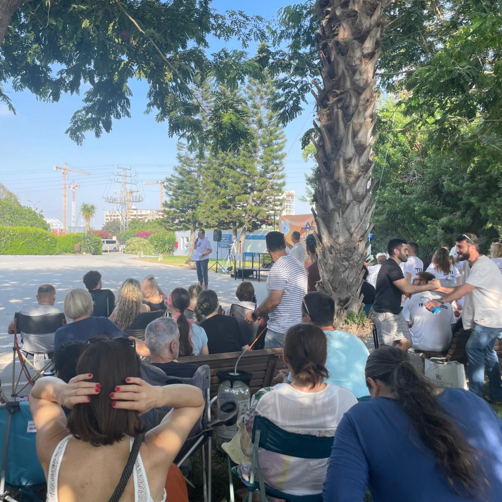 Безопасный и комфортный детский лагерь с охраной и удобными условиями проживания. Опытные вожатые работают с детьми в дружелюбной и поддерживающей атмосфере лагеря. Дети участвуют в развивающих и творческих занятиях по авторской программе лагеря. Повседневная жизнь детского лагеря с играми, занятиями и активным отдыхом детей.