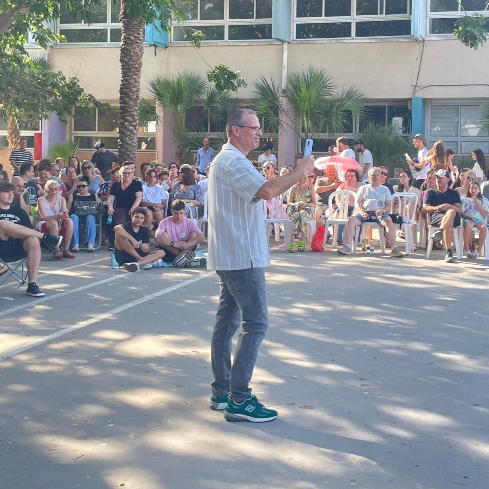 Безопасный и комфортный детский лагерь с охраной и удобными условиями проживания. Опытные вожатые работают с детьми в дружелюбной и поддерживающей атмосфере лагеря. Дети участвуют в развивающих и творческих занятиях по авторской программе лагеря. Повседневная жизнь детского лагеря с играми, занятиями и активным отдыхом детей.