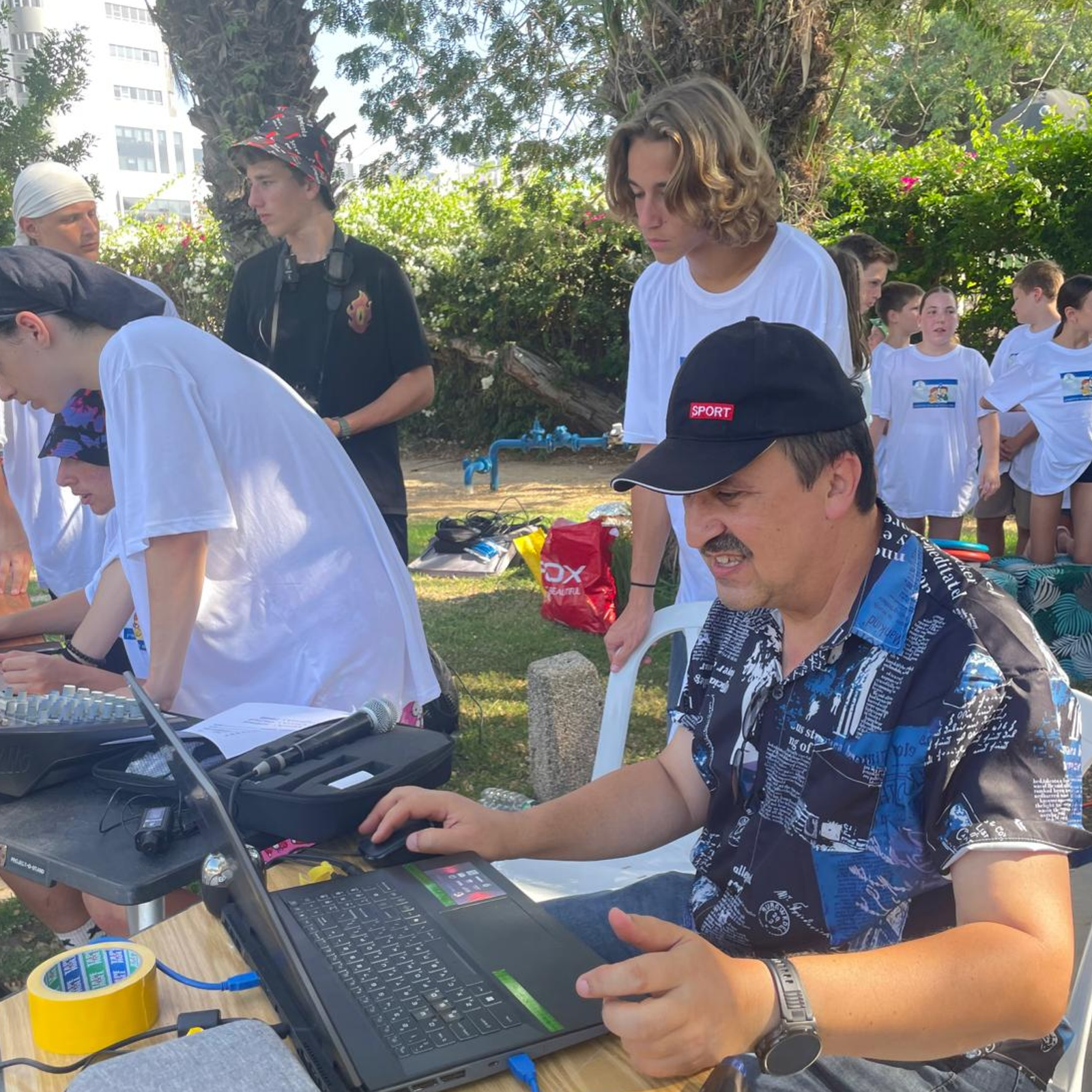 Безопасный и комфортный детский лагерь с охраной и удобными условиями проживания. Опытные вожатые работают с детьми в дружелюбной и поддерживающей атмосфере лагеря. Дети участвуют в развивающих и творческих занятиях по авторской программе лагеря. Повседневная жизнь детского лагеря с играми, занятиями и активным отдыхом детей.