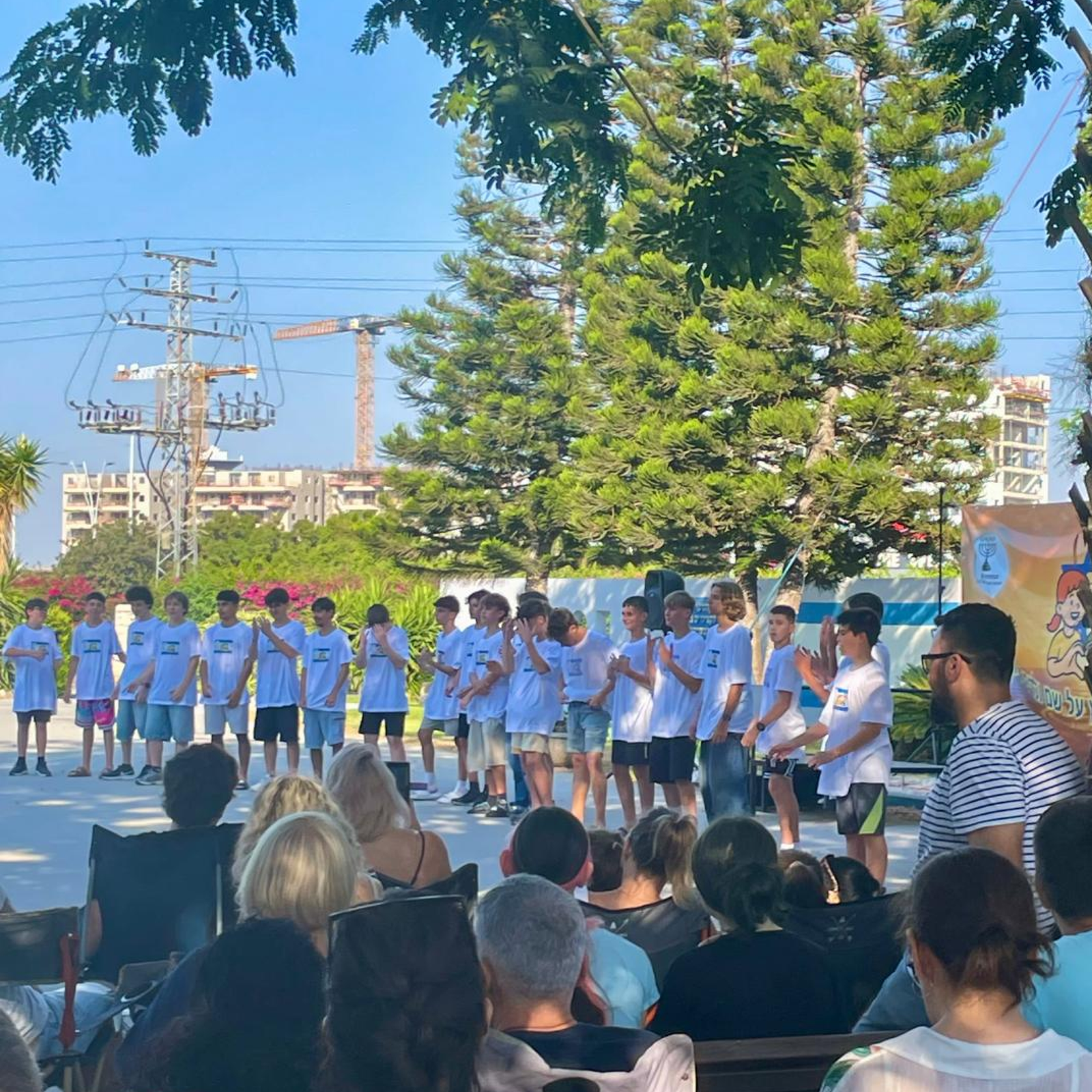 Безопасный и комфортный детский лагерь с охраной и удобными условиями проживания. Опытные вожатые работают с детьми в дружелюбной и поддерживающей атмосфере лагеря. Дети участвуют в развивающих и творческих занятиях по авторской программе лагеря. Повседневная жизнь детского лагеря с играми, занятиями и активным отдыхом детей.