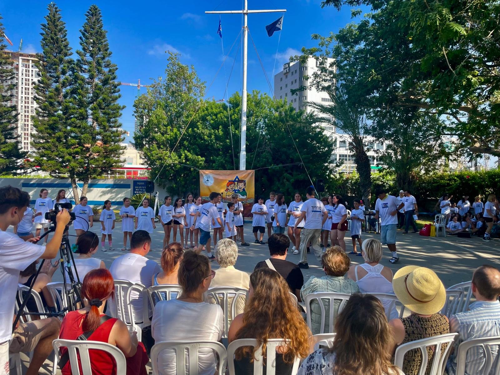 На фото — дети, отдыхающие в летнем лагере. Лагерь предлагает безопасную и комфортную среду, активные игры, творческие занятия и общение со сверстниками. Под руководством опытных вожатых дети развивают уверенность, самостоятельность и навыки командной работы.