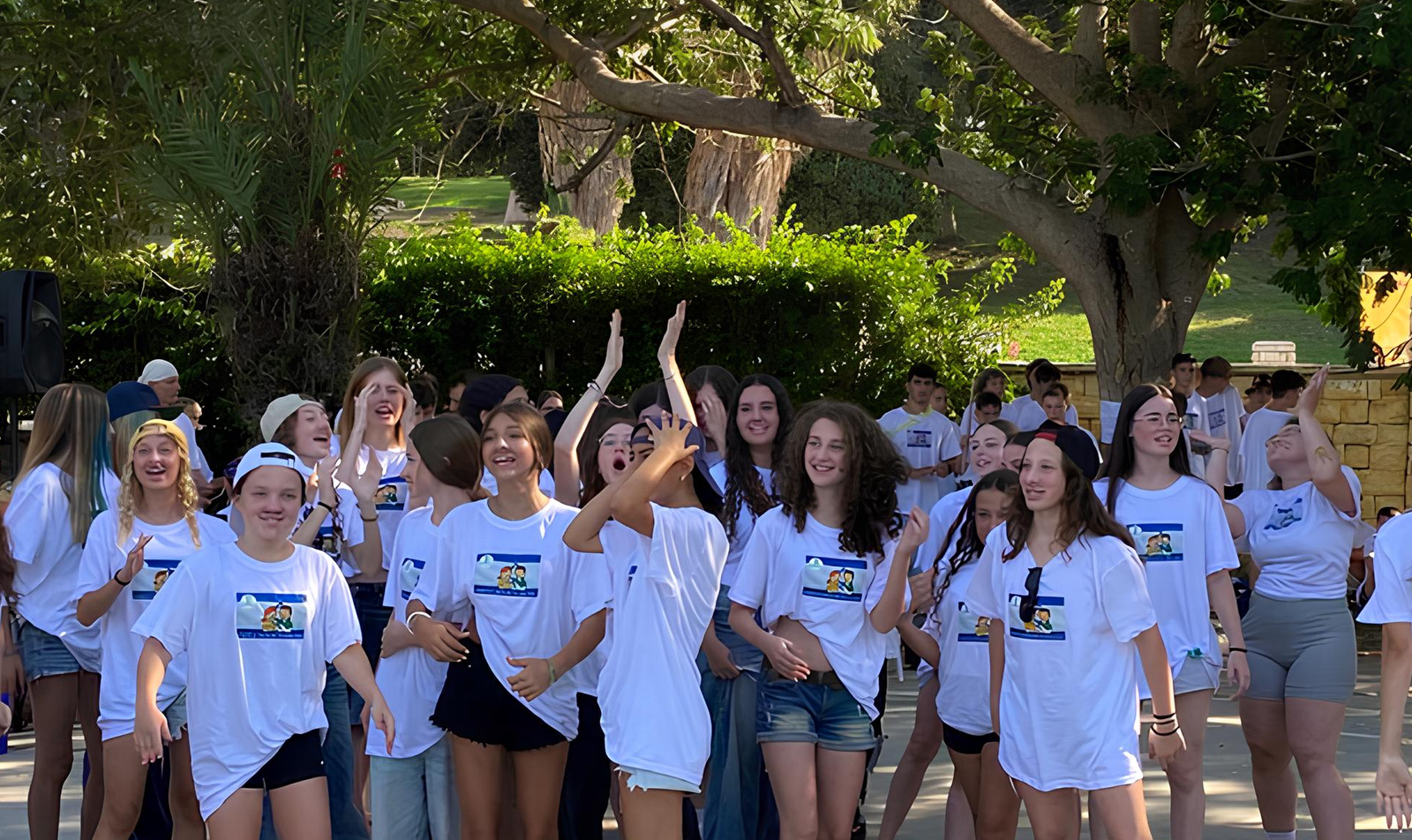 На фото — дети, отдыхающие в летнем лагере. Лагерь предлагает безопасную и комфортную среду, активные игры, творческие занятия и общение со сверстниками. Под руководством опытных вожатых дети развивают уверенность, самостоятельность и навыки командной работы.