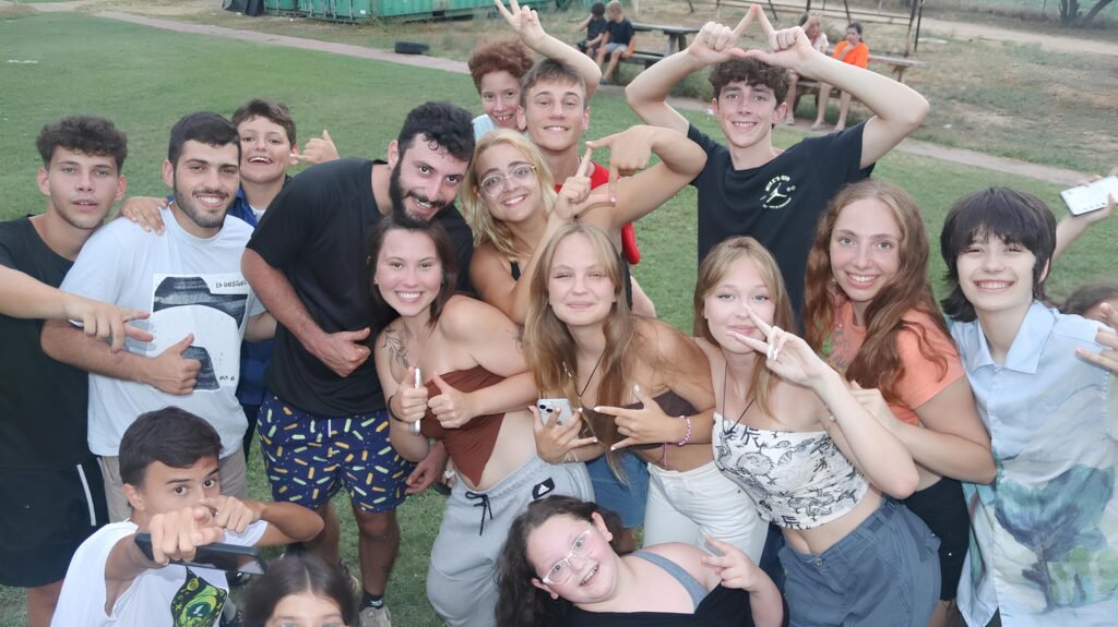 Безопасный и комфортный детский лагерь с охраной и удобными условиями проживания. Опытные вожатые работают с детьми в дружелюбной и поддерживающей атмосфере лагеря. Дети участвуют в развивающих и творческих занятиях по авторской программе лагеря. Повседневная жизнь детского лагеря с играми, занятиями и активным отдыхом детей.